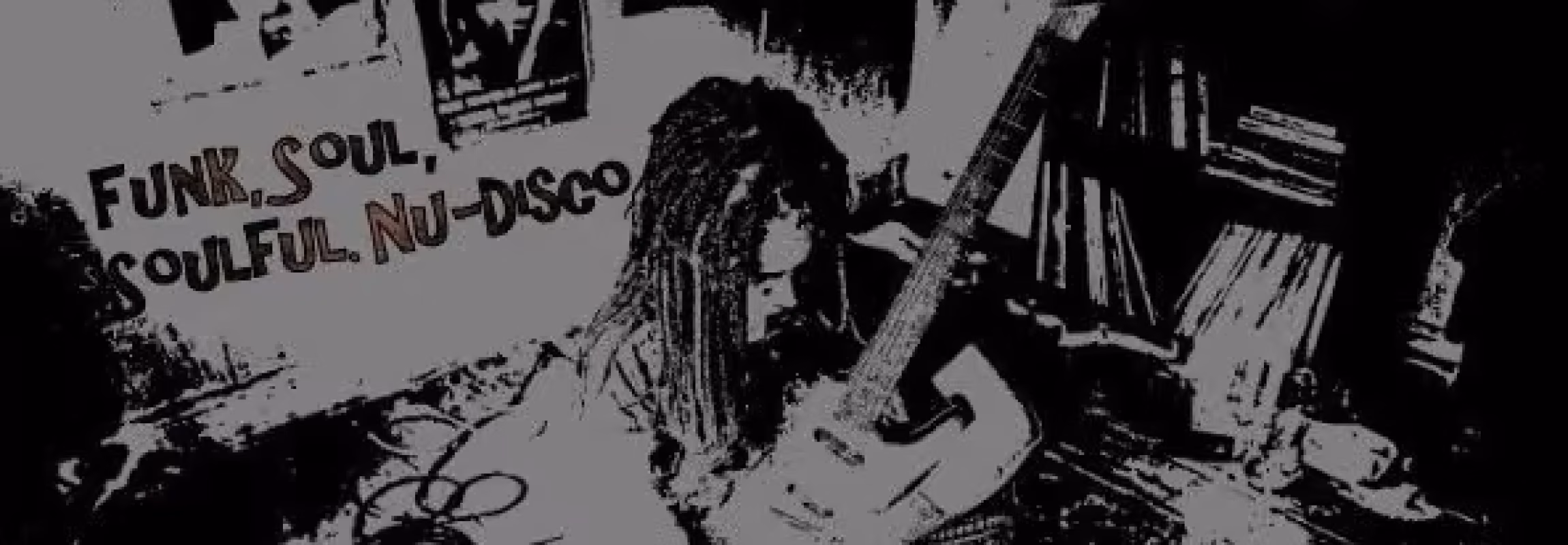 Schwarzweiß-Porträt von MaiP Jorgenson mit Gitarre im Homestudio. Poster mit den Musikrichtungen Funk, Soul, Soulful House und Nu-Disco unterstreichen seine Leidenschaft für handgemachte Musik und Musikproduktion.