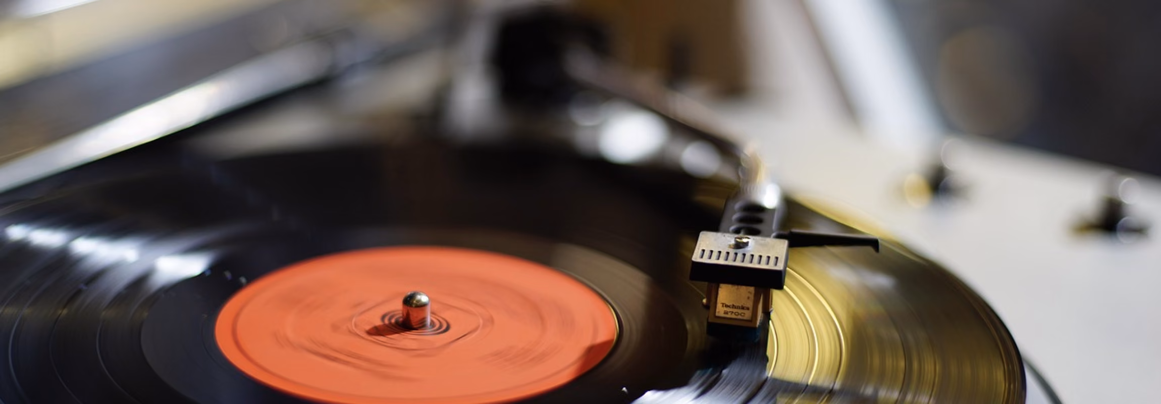 Vintage-Audiokassette mit der Aufschrift „Funk / Soul / Nu-Disco“ neben einer Vinyl-Schallplatte mit „Get Funky“-Label. Die Retro-Grafik steht für analoge Musikkultur, DJ-Kultur und den charakteristischen Sound von MaiP Jorgenson.