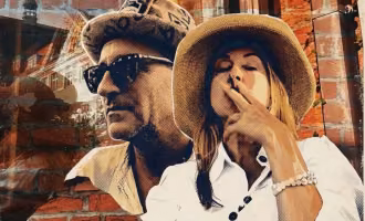 MaiP Jorgenson und Liska vor einer Backsteinmauer. Das Cover des gemeinsamen Songs „Bevor die Nacht den Rest der Welt erhellt“ vermittelt Sommer, Leichtigkeit und gemeinsame Erinnerungen.