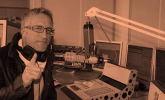 MaiP Jorgenson im Radiostudio vor Mischpult und Mikrofon. Das Foto zeigt ihn als Moderator, DJ und Radiomacher mit Leidenschaft für handverlesene Musik.