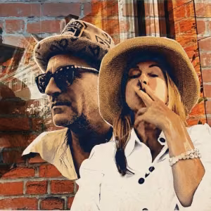 Ein Mann und eine Frau mit Sonnenbrillen lehnen entspannt vor einer Backsteinmauer. Das Cover des Songs „Bevor die Nacht den Rest der Welt erhellt“ von MaiP Jorgenson und Liska vermittelt Sommer, Leichtigkeit und gemeinsame Erinnerungen.
