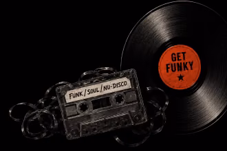 Vintage-Audiokassette mit der Beschriftung „Funk / Soul / Nu-Disco“ als Symbol für analoge Musikkultur und handverlesene Musik.